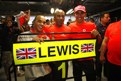 Lewis Hamilton, McLaren MP4-23, celebra ganar el título de de piltoos con hermano Nicolas Hamilton y el Padre Anthony