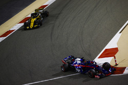 Брендон Хартли, Scuderia Toro Rosso STR13, и Карлос Сайнс, Renault Sport F1 Team RS18