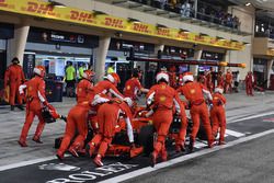 El coche de Kimi Raikkonen, Ferrari SF71H es regresado al pit lane