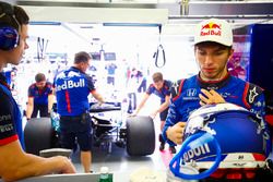 Pierre Gasly, Toro Rosso, in the garage as Brendon Hartley, Toro Rosso STR13 Honda, is returned by e