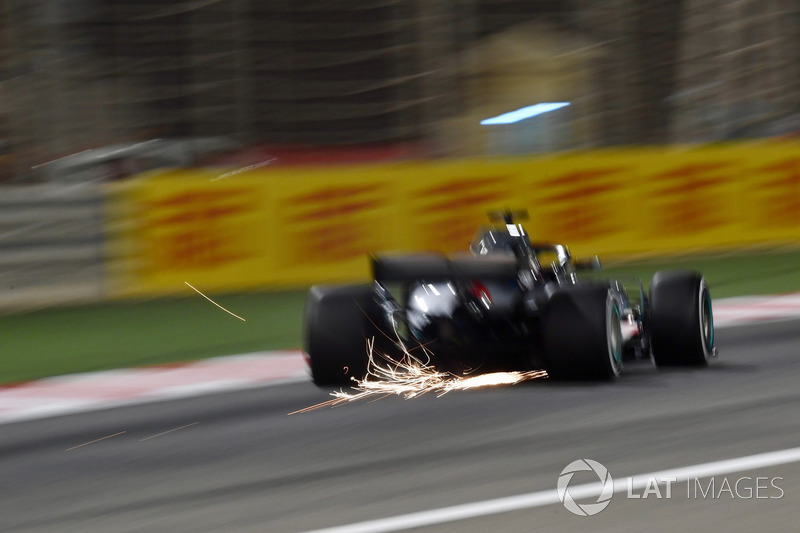 Contudo, no GP seguinte, no Bahrein, as coisas não começaram bem para Hamilton: uma troca de câmbio fez com que ele perdesse cinco posições no grid.