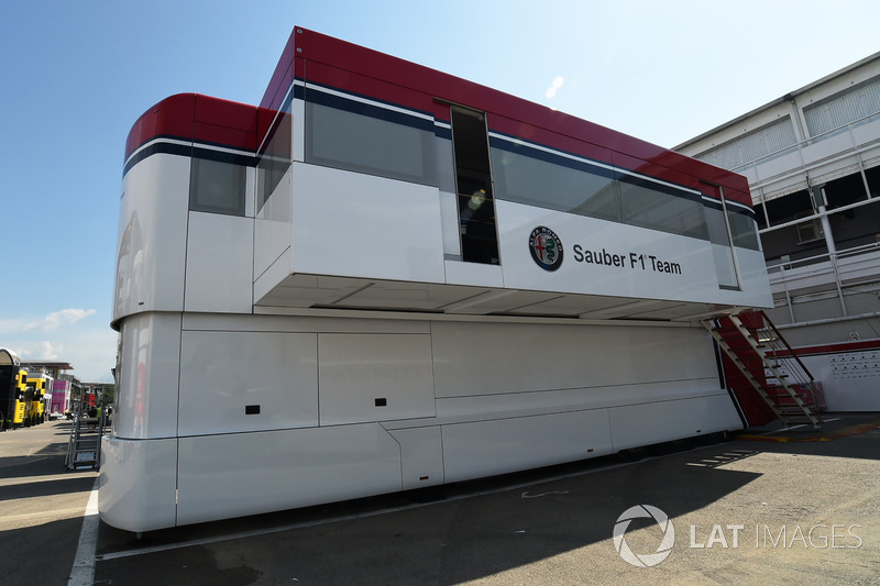 Des camions Sauber dans le Paddock