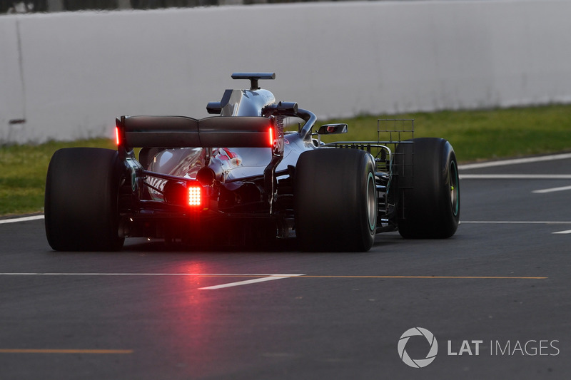Lewis Hamilton, Mercedes-AMG F1 W09 ve arka kanattaki led ışık