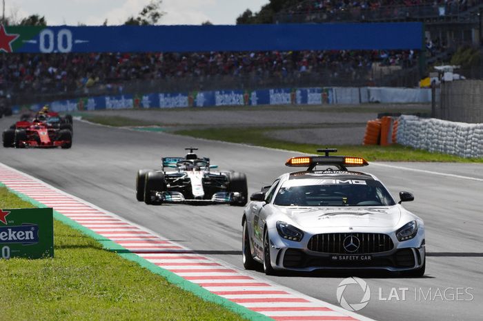Safety Car lidera el campo al inicio de la carrera