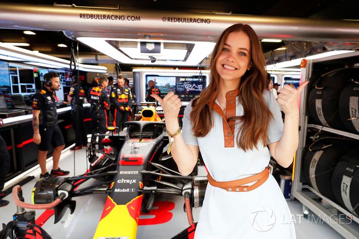 La modelo Barbara Palvin visita el garaje Red Bull