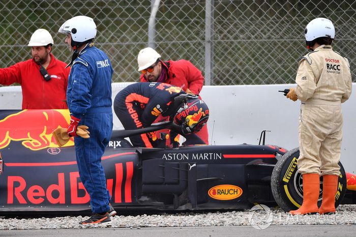 Max Verstappen, Red Bull Racing RB14 en la grava