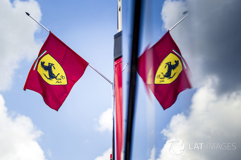 Bendera Ferrari setengah tiang, tanda berkabung meninggalnya Sergio Marchionne