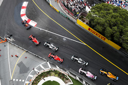 Daniel Ricciardo, Red Bull Racing RB14, devant Sebastian Vettel, Ferrari SF71H, Lewis Hamilton, Mercedes AMG F1 W09, Kimi Raikkonen, Ferrari SF71H, Valtteri Bottas, Mercedes AMG F1 W09, Esteban Ocon, Force India VJM11, et Fernando Alonso, McLaren MCL33, au départ
