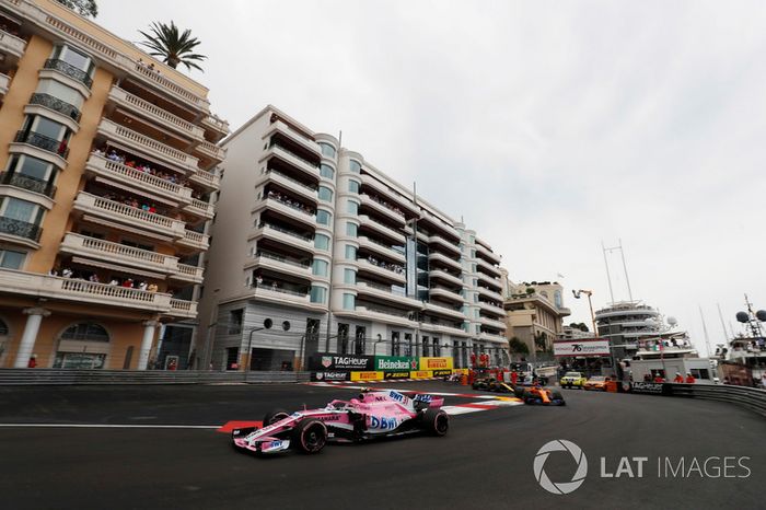Esteban Ocon, Force India VJM11, Fernando Alonso, McLaren MCL33