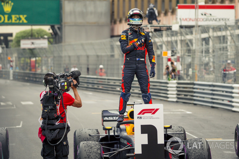 Le vainqueur Daniel Ricciardo, Red Bull Racing RB14 dans le parc fermé