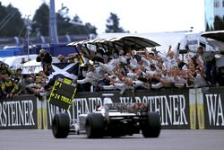 Johnny Herbert, Stewart Ford SF3 takes the checkered flag