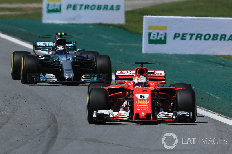 Sebastian Vettel, Ferrari SF70H y Valtteri Bottas, Mercedes-Benz F1 W08