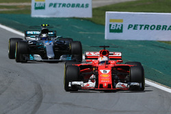 Sebastian Vettel, Ferrari SF70H ve Valtteri Bottas, Mercedes-Benz F1 W08