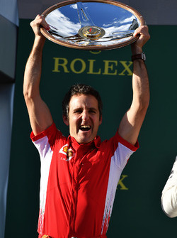 Iñaki Rueda, Ferrari Race Strategist celebra con el trofeo en el podio