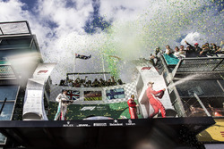 Podio: segundo lugar Lewis Hamilton, Mercedes-AMG F1, ganador de la carrera Sebastian Vettel, Ferrar