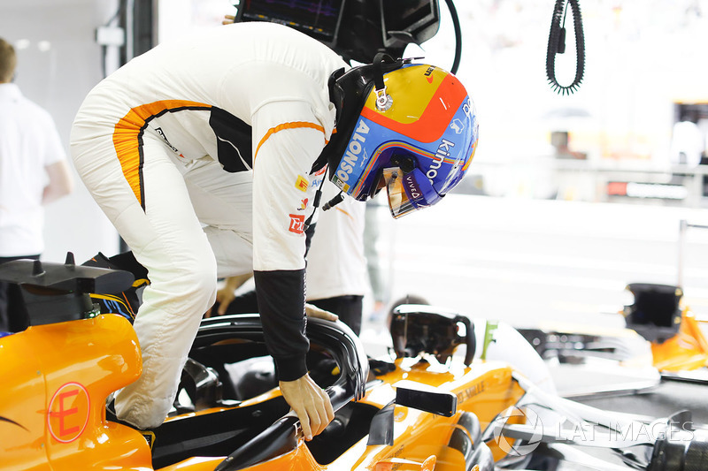 Fernando Alonso, McLaren, entre dans son cockpit