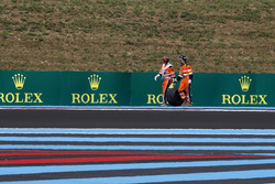 Marshals met het wiel van Sergio Perez, Force India VJM11 in FP2