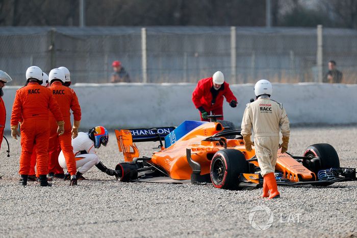 Fernando Alonso, McLaren MCL33 gira en la trampa de grava después de que se le caiga la rueda trasera