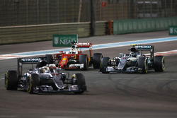Sebastian Vettel, Ferrari SF16-H, Nico Rosberg, Mercedes F1 W07 Hybrid, ve lider Lewis Hamilton, Mer