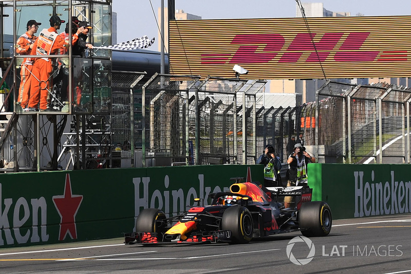 Il vincitore della gara Daniel Ricciardo, Red Bull Racing RB14 prende la bandiera a scacchi