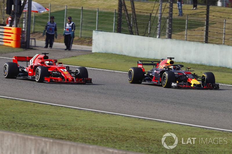 Daniel Ricciardo, Red Bull Racing RB14 Tag Heuer, menyalip Sebastian Vettel, Ferrari SF71H
