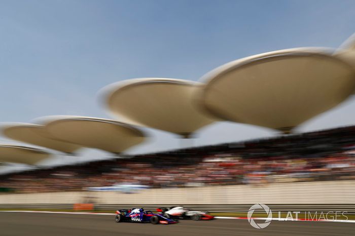 Romain Grosjean, Haas F1 Team VF-18 Ferrari y Pierre Gasly, Toro Rosso STR13 Honda