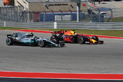 Valtteri Bottas, Mercedes-Benz F1 W08 et Daniel Ricciardo, Red Bull Racing RB13 en lutte