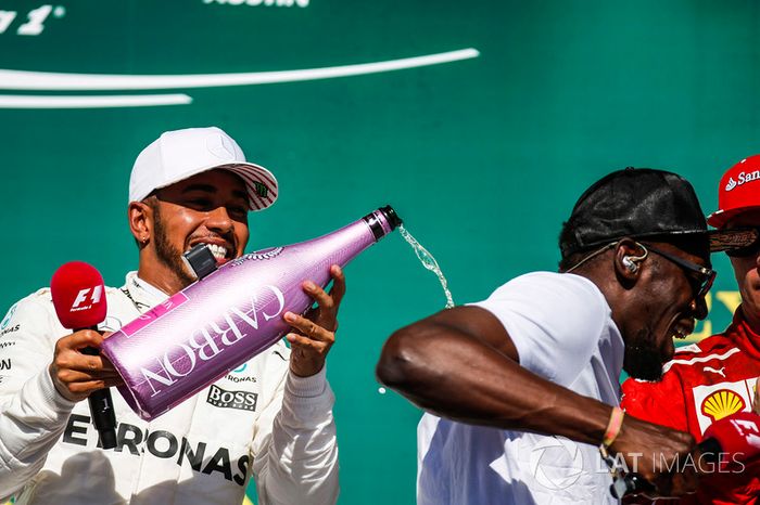 Podio: ganador de la carrera Lewis Hamilton, Mercedes AMG F1 con Usain Bolt