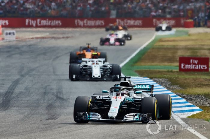 Lewis Hamilton, Mercedes AMG F1 W09, delante de Charles Leclerc, Sauber C37