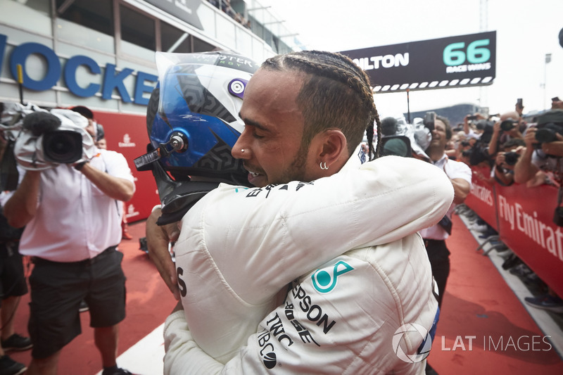 Valtteri Bottas, Mercedes AMG F1, et le vainqueur Lewis Hamilton, Mercedes AMG F1, fêtent leur doublé dans le parc fermé