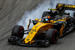 Carlos Sainz Jr., Renault Sport F1 Team RS17, bloque une roue