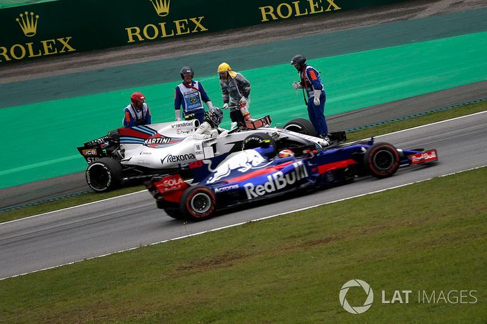 Pierre Gasly, Scuderia Toro Rosso STR12 pasa el coche de Lance Stroll, Williams FW40 detenido en la PL3