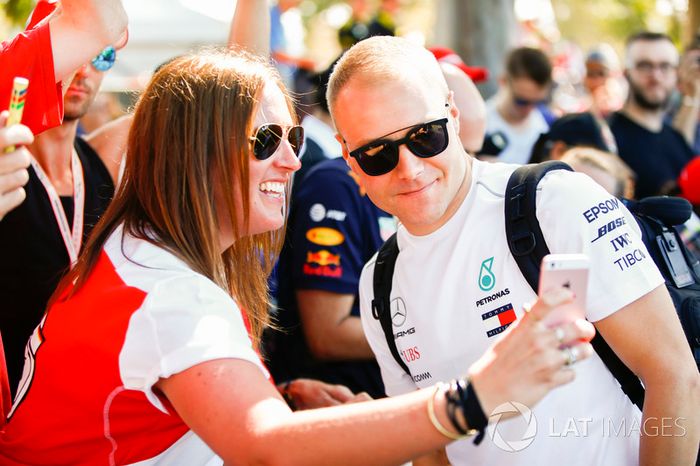 Valtteri Bottas, Mercedes AMG F1, tira selfie com fã