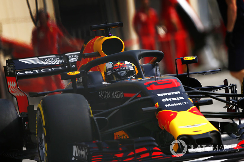 Daniel Ricciardo, Red Bull Racing RB14 Tag Heuer, sort des stands