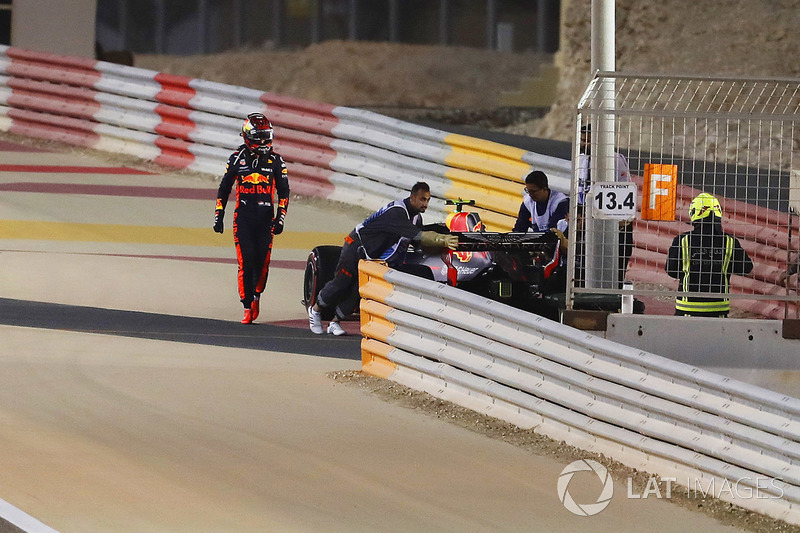 Max Verstappen, Red Bull Racing RB14 Tag Heuer, retires from the race