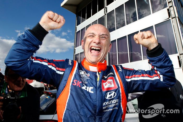 Podio: ganador de la carrera Gabriele Tarquini, BRC Racing Team Hyundai i30 N TCR