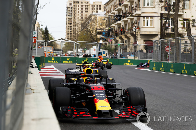 Max Verstappen, Red Bull Racing RB14 Tag Heuer, Carlos Sainz Jr., Renault Sport F1 Team R.S. 18, Daniel Ricciardo, Red Bull Racing RB14 Tag Heuer