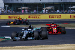Valtteri Bottas, Mercedes AMG F1 W09, Sebastian Vettel, Ferrari SF71H
