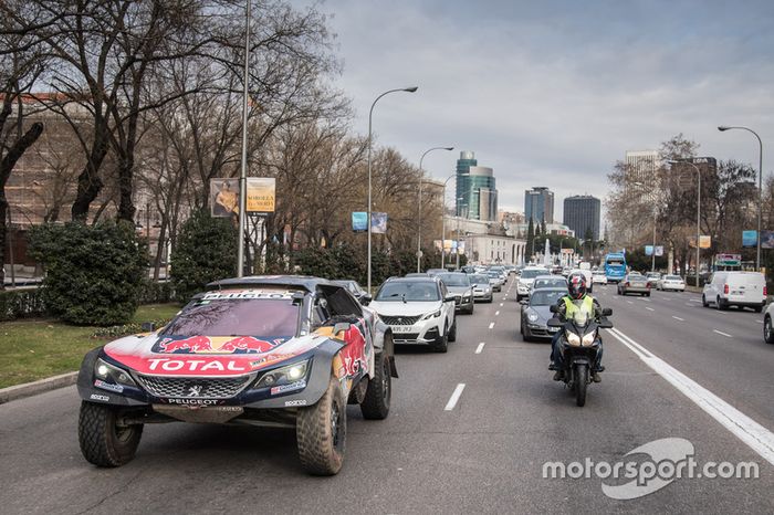 Carlos Sainz, Lucas Cruz, Peugeot Sport en las calles de Madrid