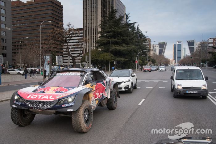 Carlos Sainz, Lucas Cruz, Peugeot Sport en las calles de Madrid
