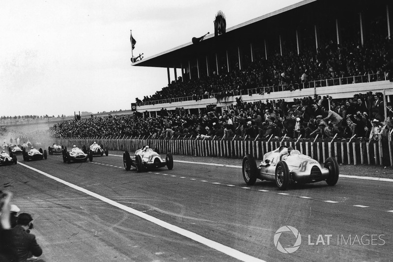 Tazio Nuvolari and Hermann Muller, both Auto Union D-type, lead at the start