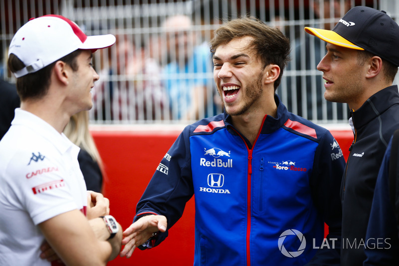 Charles Leclerc, Sauber, parla con Pierre Gasly, Toro Rosso, e Stoffel Vandoorne, McLaren