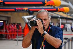 Giorgio Piola works in the F1 pitlane