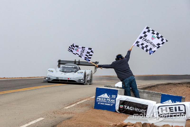 Bandera a cuadros para el #94 de Romain Dumas, Volkswagen I.D. R Pikes Peak