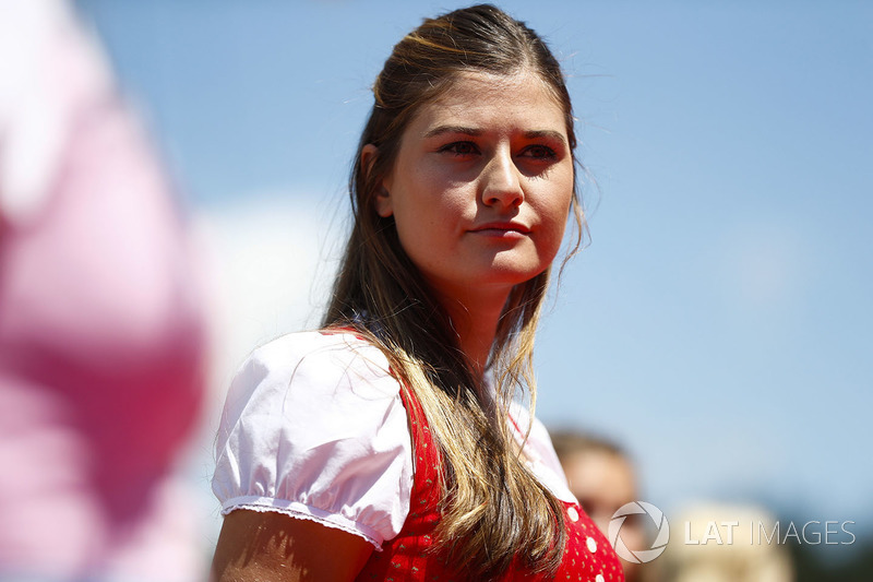 Grid Girl con abiti tradizionali