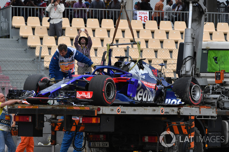 The crashed car of Brendon Hartley, Scuderia Toro Rosso STR13 is recovered in FP3