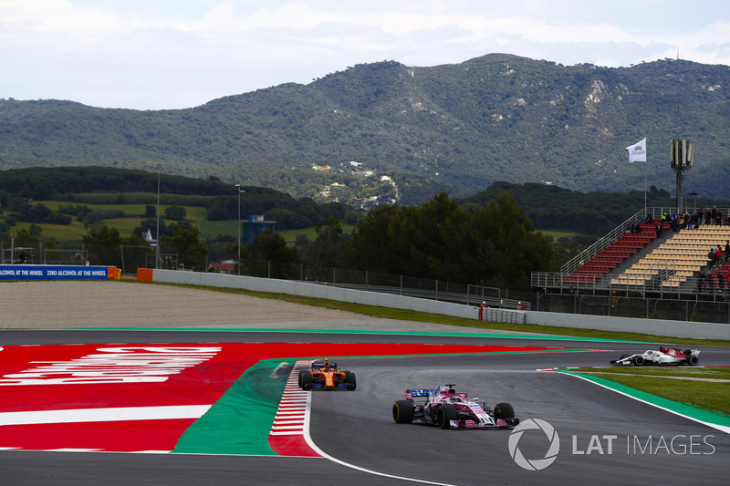 Sergio Perez, Force India VJM11, Stoffel Vandoorne, McLaren MCL33 and Marcus Ericsson, Sauber C37