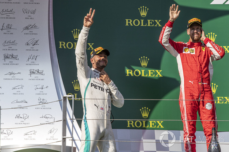 Lewis Hamilton, Mercedes-AMG F1 y Sebastian Vettel, Ferrari, celebran en el podio