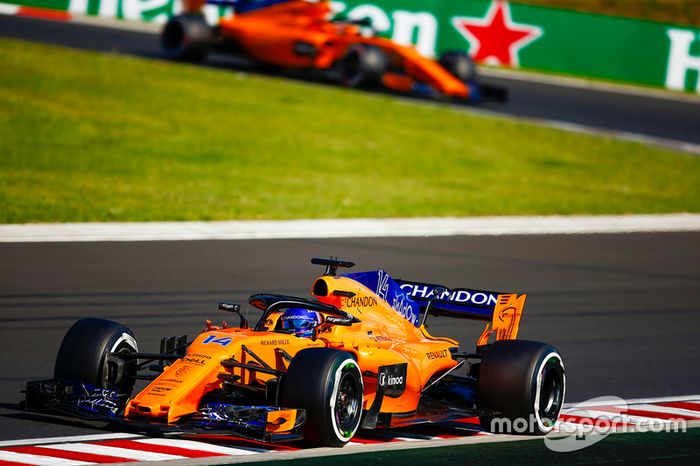 Fernando Alonso, McLaren MCL33, y Stoffel Vandoorne, McLaren MCL33