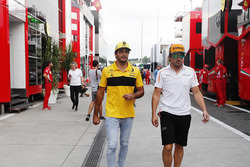 Carlos Sainz Jr., Renault Sport F1 Team, met Fernando Alonso, McLaren